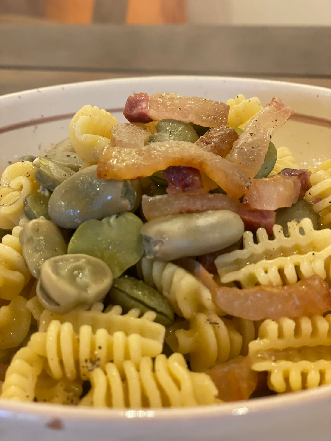 Radiatori con fave, guanciale e pecorino