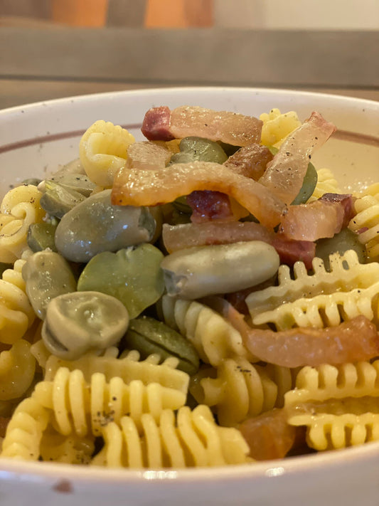Radiatori con fave, guanciale e pecorino